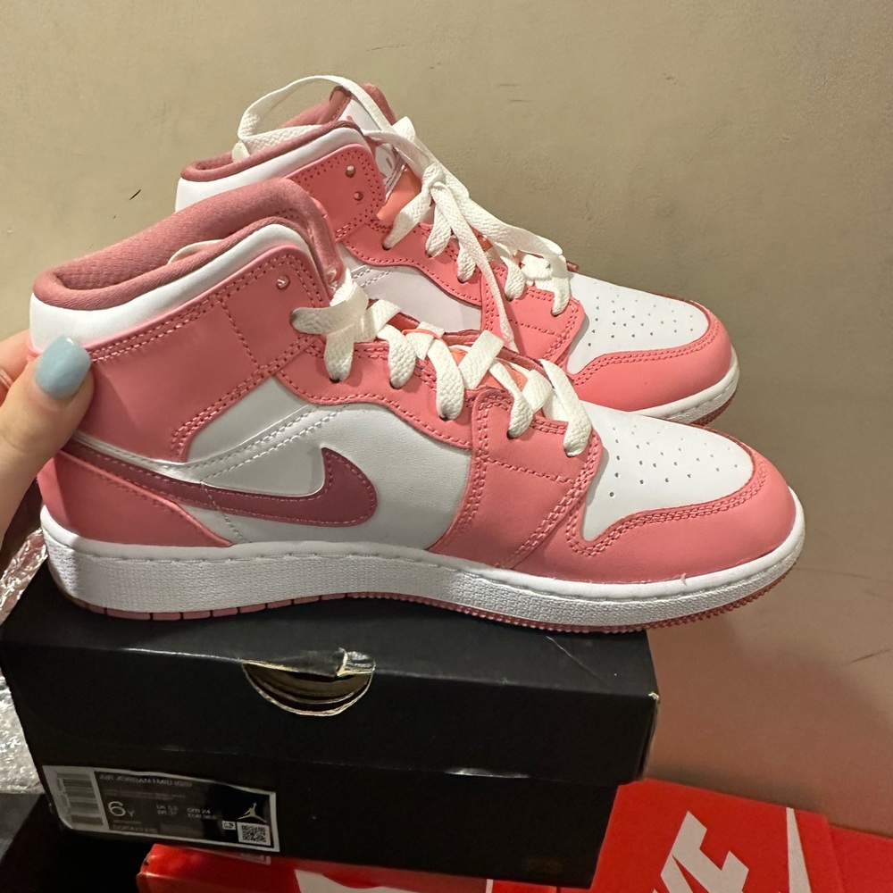 Jordan 1 mid Valentine’s Day gs